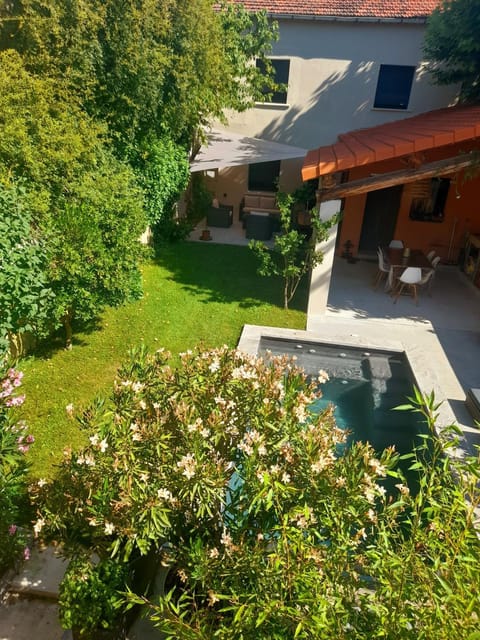 MAS DE VILLE AVEC PISCINE DANS SON COCON DE VERDURE - ESPRIT INDUSTRIEL House in Carpentras