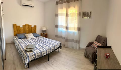 MAS DE VILLE AVEC PISCINE DANS SON COCON DE VERDURE - ESPRIT INDUSTRIEL House in Carpentras