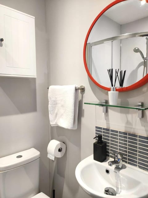 Spacious Bright Apt Walk to Beach - Dunluce Park 4 Apartment in Portrush