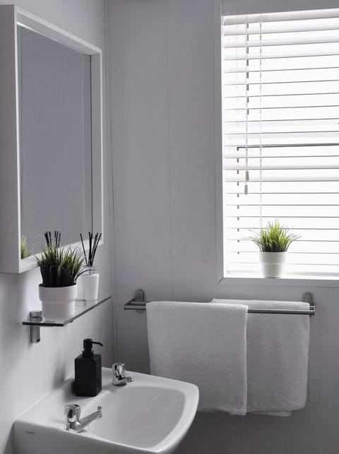 Spacious Bright Apt Walk to Beach - Dunluce Park 4 Apartment in Portrush