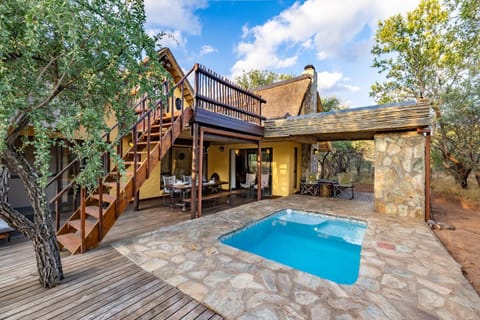 Property building, Patio, Balcony/Terrace, Balcony/Terrace, Pool view, Swimming pool, Swimming pool