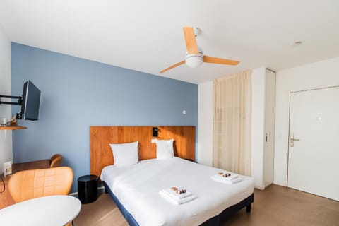 Bed, TV and multimedia, Photo of the whole room, Bedroom, wardrobe