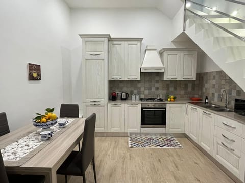 Kitchen or kitchenette, Dining area, minibar, pet friendly