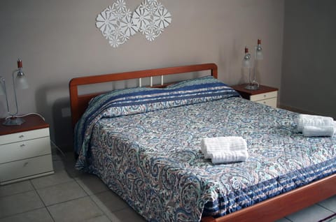 Bed, Bedroom, microwave, towels