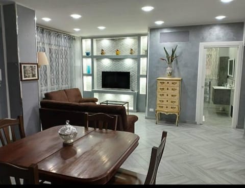 Communal lounge/ TV room, Living room, Dining area, Evening entertainment