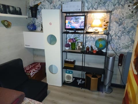 Studio Maryline M de 18 m2 - Calme - Rez de chaussée sur patio Privé - Grand Canapé-Lit Clic Clac pour 2 personnes - Kitchenette - Salle de bain - 5 minutes du Métro Brochant de la ligne 13,Bus 54 74 et 31 vers sites touristiques Apartment in Paris