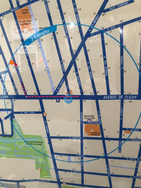 Studio Maryline M de 18 m2 - Calme - Rez de chaussée sur patio Privé - Grand Canapé-Lit Clic Clac pour 2 personnes - Kitchenette - Salle de bain - 5 minutes du Métro Brochant de la ligne 13,Bus 54 74 et 31 vers sites touristiques Apartment in Paris