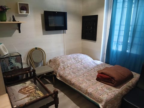 Studio Maryline M de 18 m2 - Calme - Rez de chaussée sur patio Privé - Grand Canapé-Lit Clic Clac pour 2 personnes - Kitchenette - Salle de bain - 5 minutes du Métro Brochant de la ligne 13,Bus 54 74 et 31 vers sites touristiques Apartment in Paris