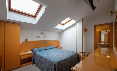 Photo of the whole room, Bedroom, wardrobe