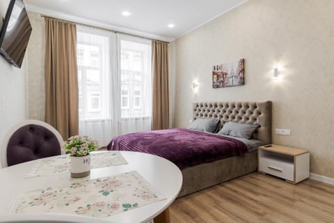 Bed, TV and multimedia, Photo of the whole room, Seating area, Bedroom