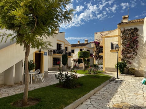 Property building, Neighbourhood, Garden, Balcony/Terrace