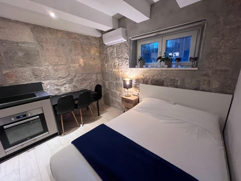 Bed, Seating area