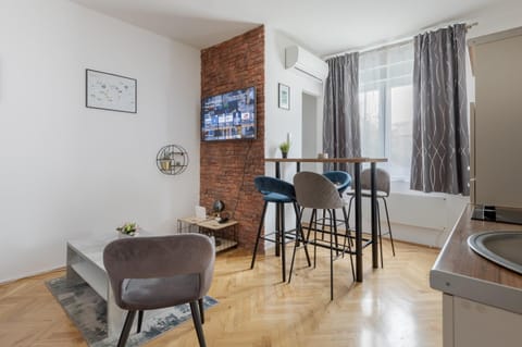 TV and multimedia, Living room, Seating area, Dining area