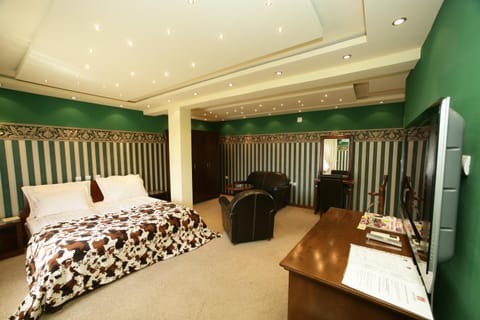 Bed, View (from property/room), Living room, Photo of the whole room, Seating area, Bedroom