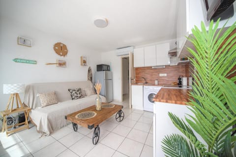 Patio, Coffee/tea facilities, Balcony/Terrace, Kitchen or kitchenette, Living room, Seating area, Dining area, Parking, locker, minibar, oven, pet friendly, stove, washing machine, air conditioner