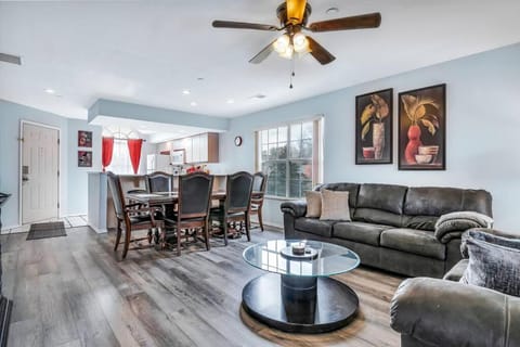Living room, Seating area, Dining area, fireplace
