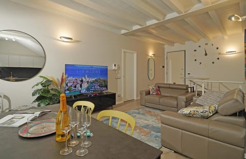 TV and multimedia, Living room, Seating area, Dining area