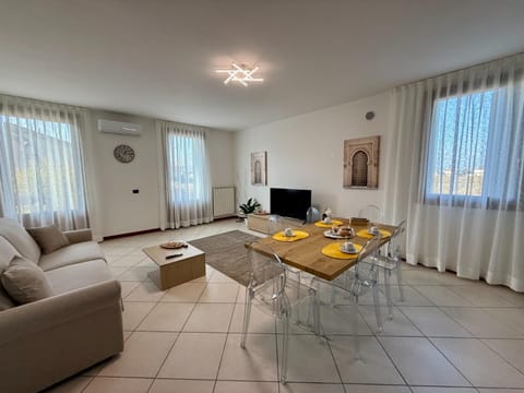 TV and multimedia, Living room, Seating area, Dining area, Breakfast