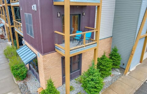 Large Studio Condo with Full Kitchen, Ski, Bike, Beautiful Balcony Views Hottub Fireplace Apartment in Kellogg