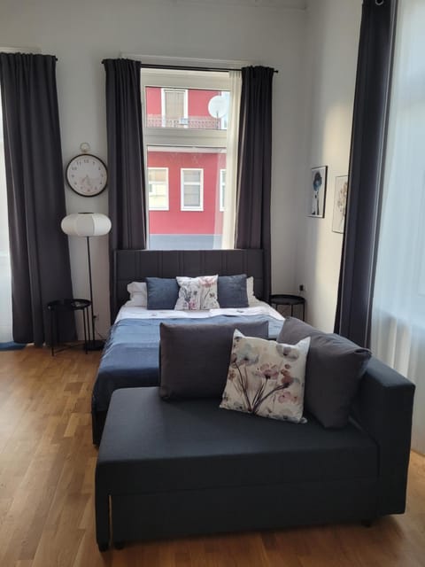 Bed, Living room, Photo of the whole room, Seating area, Bedroom