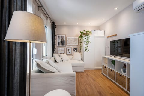 TV and multimedia, Living room, Seating area, air conditioner