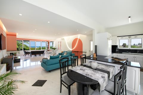 Kitchen or kitchenette, Living room, Seating area, Dining area