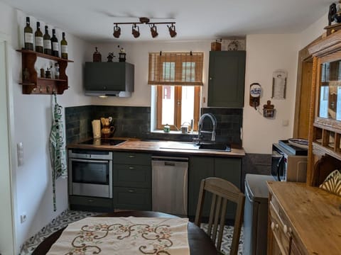 Kitchen or kitchenette, Dining area, minibar, stove