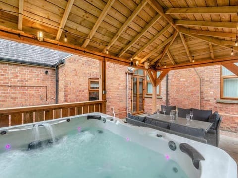 Hot Tub, Seating area