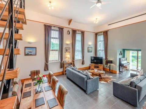 Communal lounge/ TV room, TV and multimedia, Living room, Seating area, Dining area