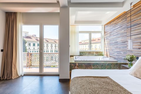 Bed, Hot Tub, View (from property/room), Balcony/Terrace, Photo of the whole room, Bedroom