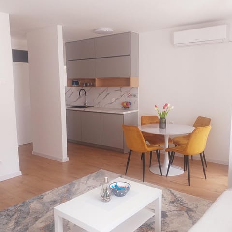 Kitchen or kitchenette, Dining area, air conditioner