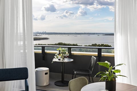 Natural landscape, View (from property/room), Balcony/Terrace, Dining area, Sea view