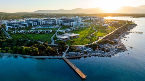 Property building, Natural landscape, Bird's eye view, Mountain view, Sea view, Sunrise, Sunset