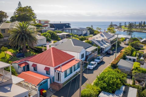 Property building, Nearby landmark, Day, Neighbourhood, Natural landscape, Sea view, Street view, Parking