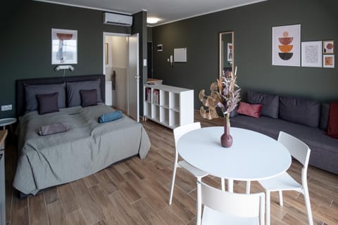 Bed, Living room, Photo of the whole room, Dining area, Bedroom, air conditioner