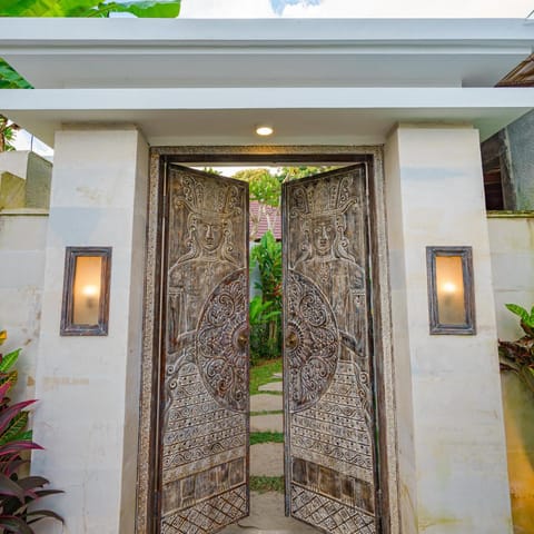 Property building, Facade/entrance, Day