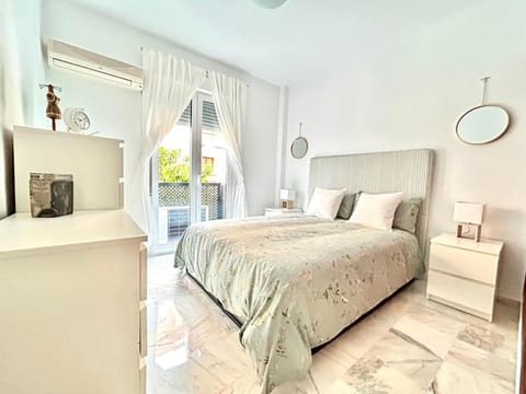 Bed, Photo of the whole room, Bedroom, air conditioner