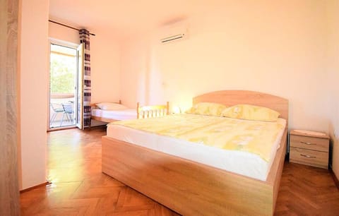 Bed, Photo of the whole room, Bedroom, air conditioner