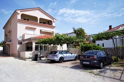 Off site, Day, Neighbourhood, Garden, Street view, Area and facilities, Location, Parking
