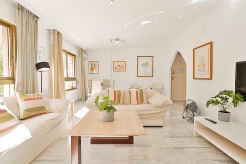 Communal lounge/ TV room, TV and multimedia, Living room, Photo of the whole room, Seating area