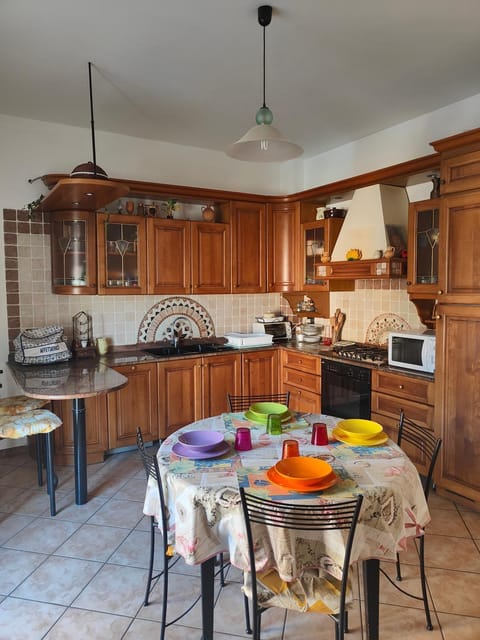 Kitchen or kitchenette, Dining area, minibar, pet friendly, stove