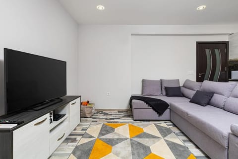 TV and multimedia, Living room, Seating area, Evening entertainment