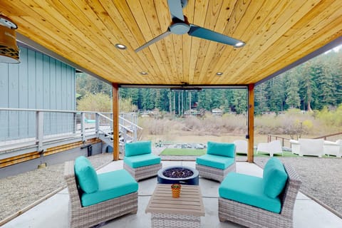 Riverfront Escape House in Monte Rio