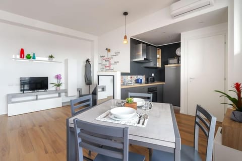 TV and multimedia, Kitchen or kitchenette, Living room