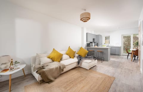 Kitchen or kitchenette, Living room, Seating area, Dining area