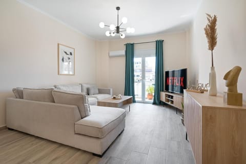 Communal lounge/ TV room, TV and multimedia, Living room, Seating area, Evening entertainment