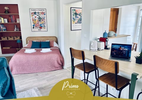 Bed, TV and multimedia, Kitchen or kitchenette, Photo of the whole room, Dining area, Bedroom