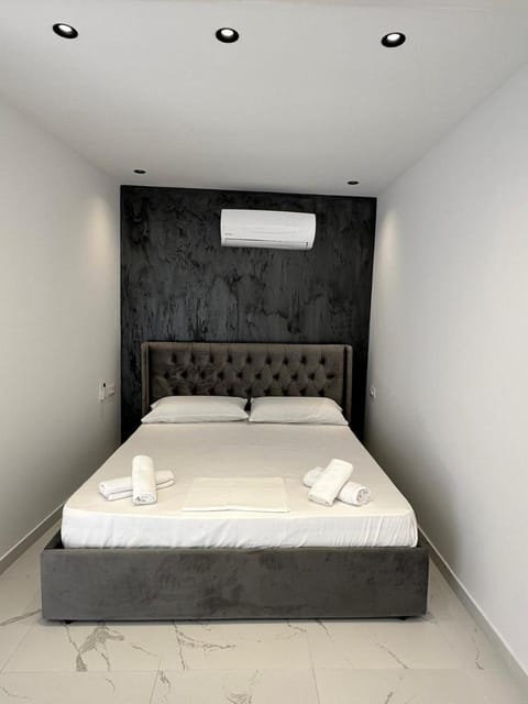 Bed, Photo of the whole room, towels, air conditioner