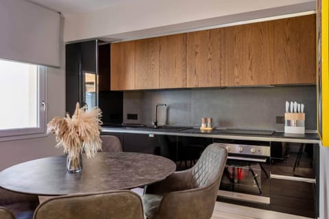 Kitchen or kitchenette, Dining area, oven, stove