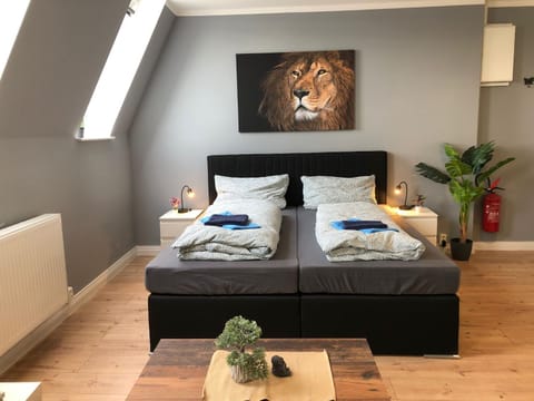 Bed, Living room, Photo of the whole room, Seating area, Bedroom, towels